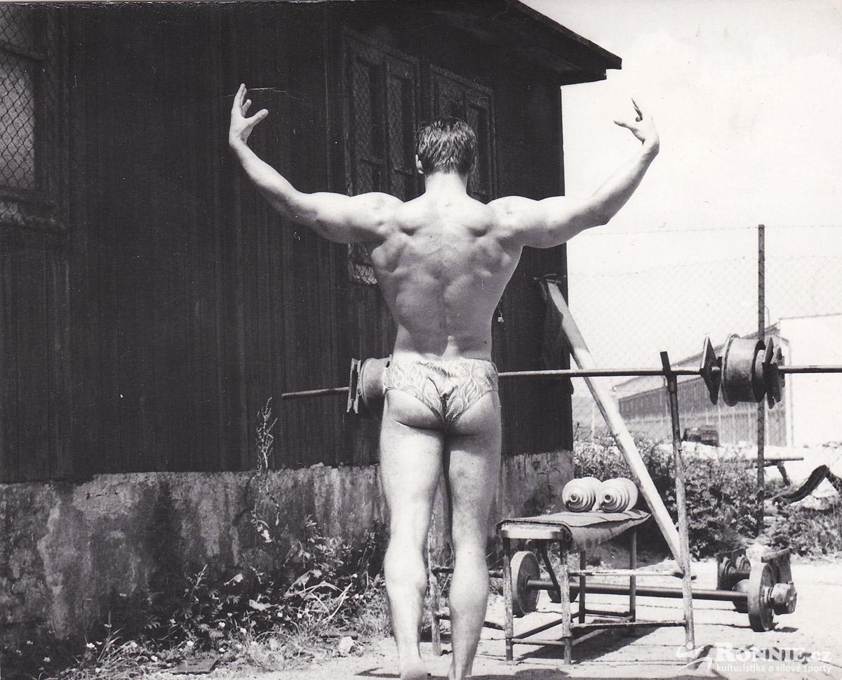 1968 � Pavel Nesn�dal p�i tr�ninku b�hem z�kladn� vojensk� slu�by � letn� verze posilovny vedle v�strojn�ho skladu