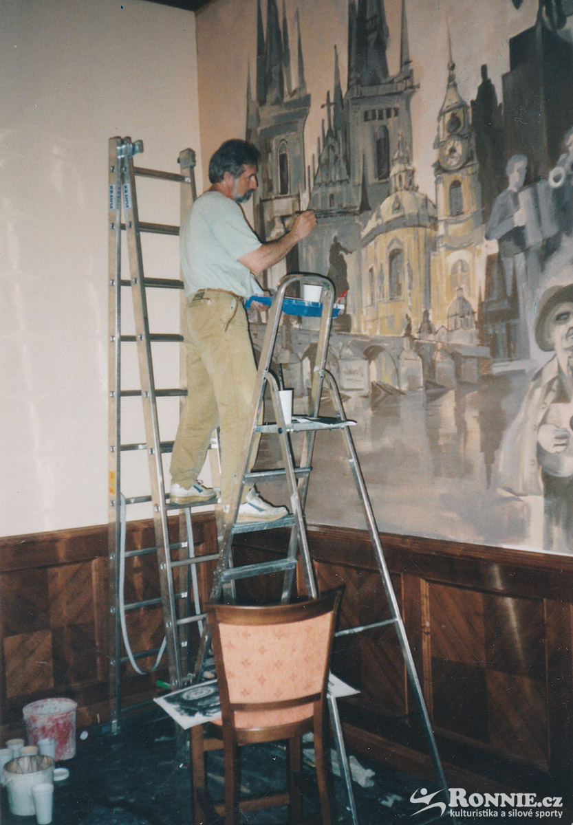 Kv�ten 2002, Praha � um�leck� mal�� Pavel Nesn�dal p�i tvorb� interi�rov� fresky v restauraci "Dem�nka"