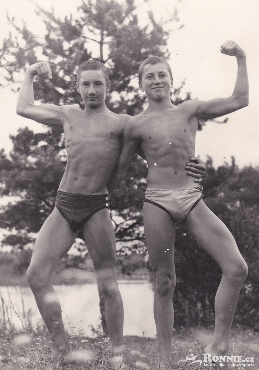 1963 - patn�ctilet� Pavel Nesn�dal (vlevo), tehdy je�t� gymnasta