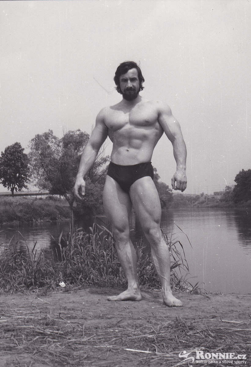 1975 Plze� � Pavel Nesn�dal ve �truncov�ch sadech u soutoku Berounky 