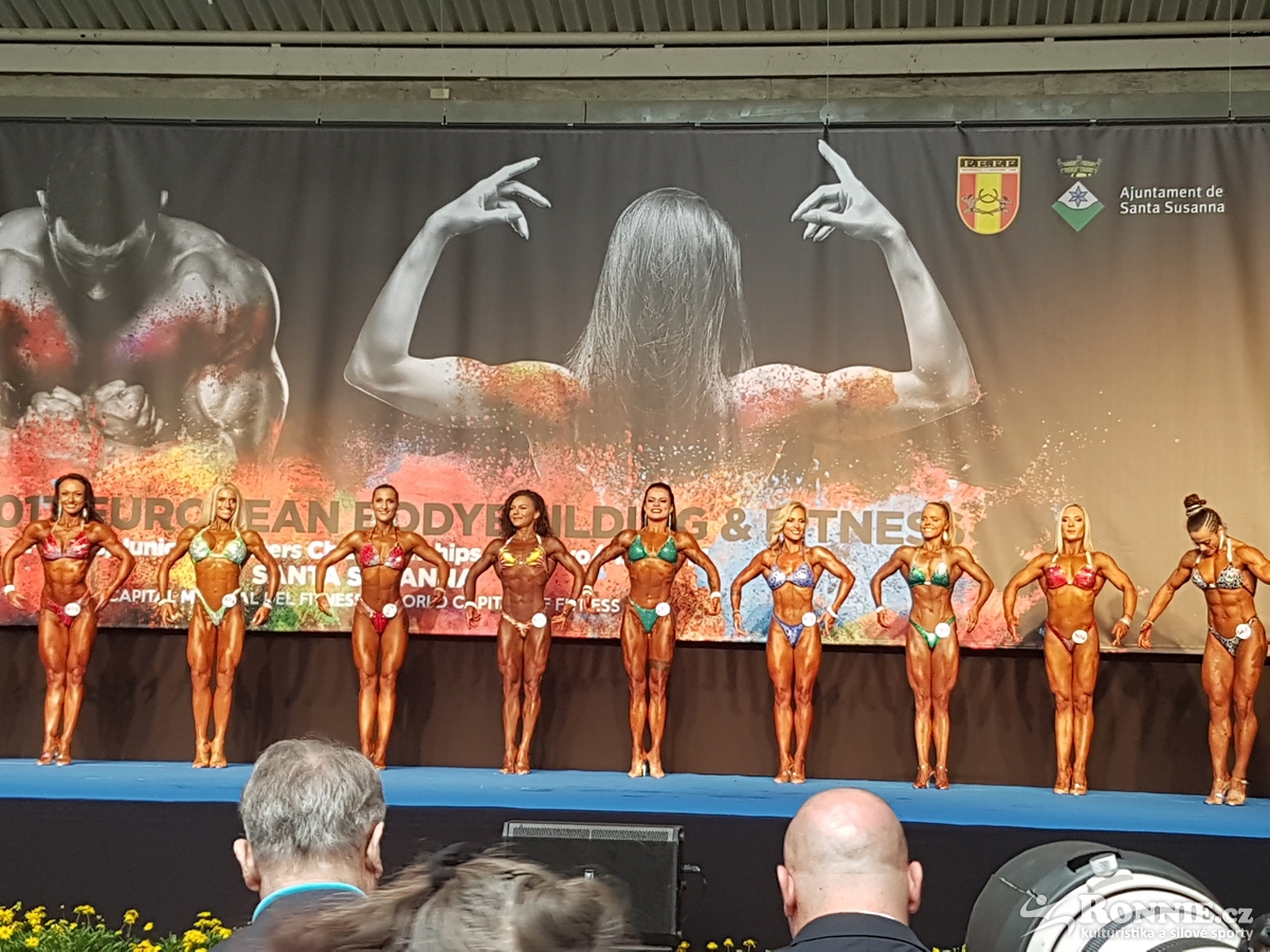 Arleta Krausov� (uprost�ed) se soupe�kami v bodyfitness �en�