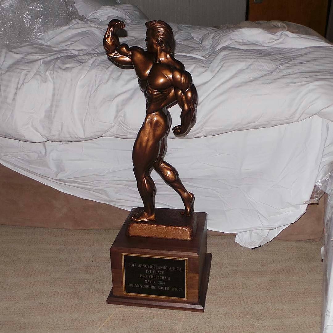 Trofej pro v�t�ze Arnold Classic Africa 2017 v kulturistice voz��k����