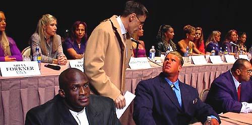 Wayne DeMilia, Orville Burke, Jay Cutler a Nasser El Sonbaty na tiskov� konferenci ��astn�k� Mr. Olympia 2000�