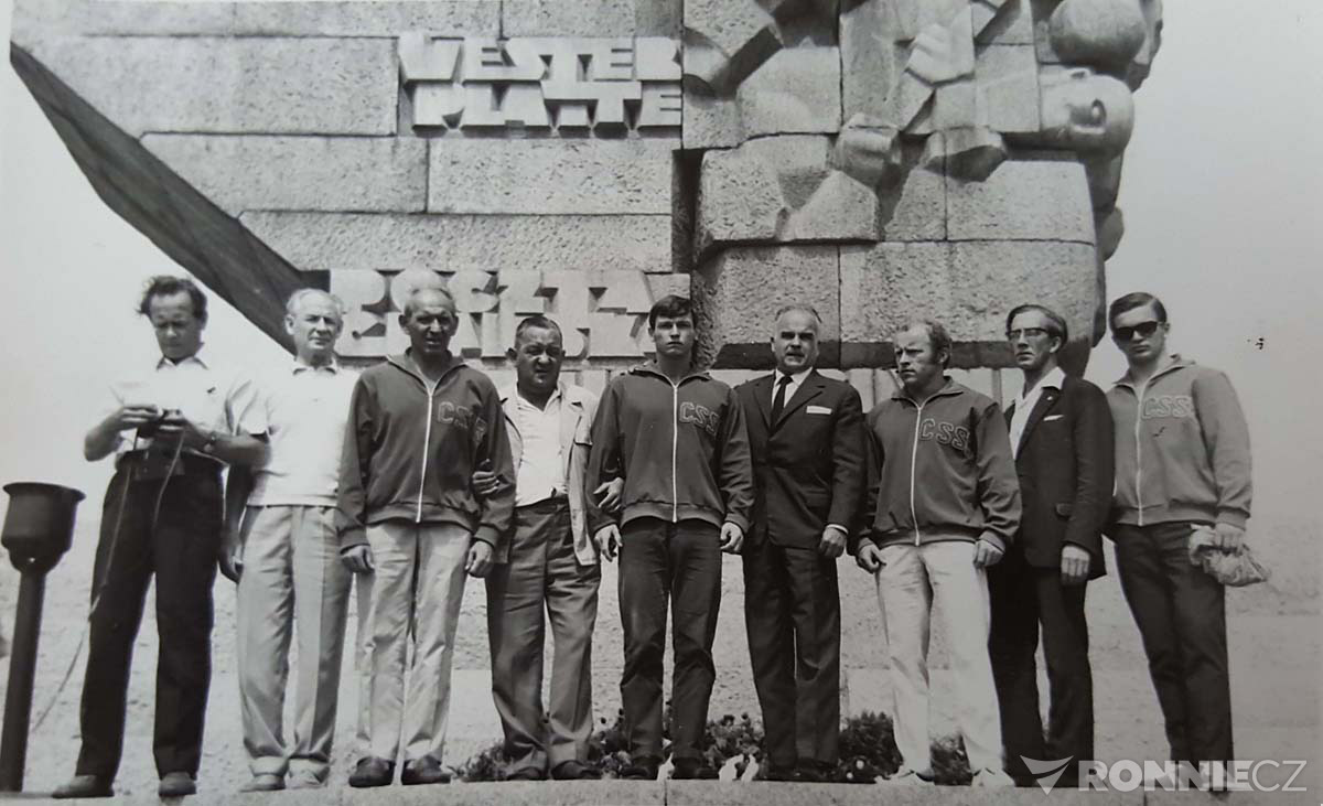 1970 Polsko, Sopoty - t�et� zleva Franti�ek Bulva z Brna, tehdej�� m�stop�edseda svazu kulturistiky, p�t� zleva Div�lek, sedm� Tr�ka a vpravo �najdr