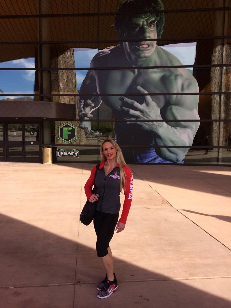 Margita Z�molov� a Lou Ferrigno jako Neuv��iteln� Hulk v nad�ivotn� velikosti�