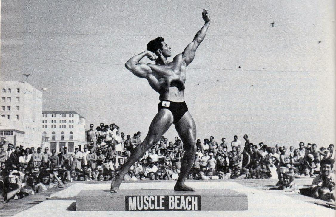 ��Chuck Collras na Muscle Beach v 50. letech minul�ho stolet�