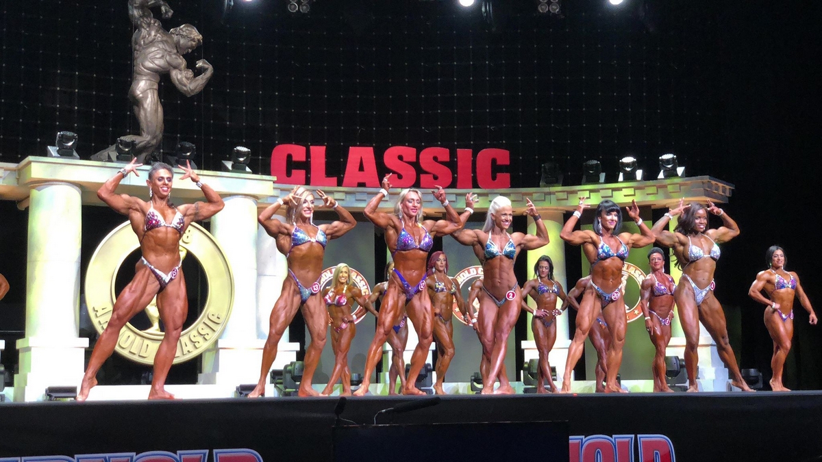 Uprost�ed: Margita Z�molov�, Kira Neuman��