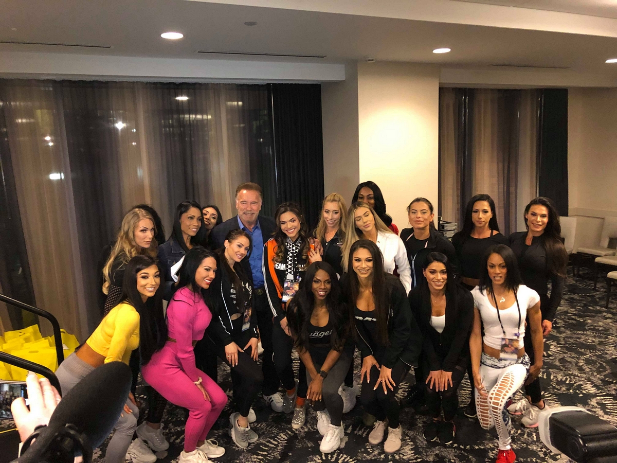 Arnold Schwarzenegger s ��astnicemi Bikini International 2019�