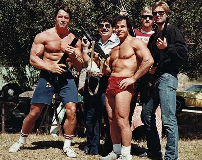 �Arnold Schwarzenegger a Franco Columbu�p�i zkou�ce zbran� p�ed nat��en�m Termin�tora