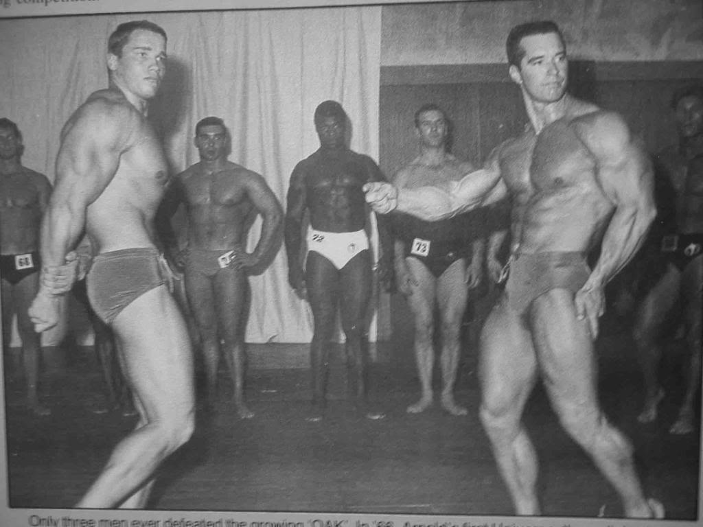 Arnold Schwarzenegger a Chet Yorton na NABBA Mr. Universe 1966