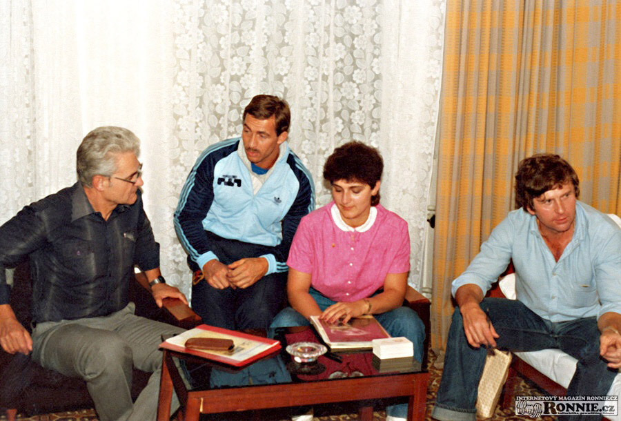 1982 - organiza�n� sch�ze p�ed GP Sandow, zleva Ji�� Zaj��ek, Appie Steinbeck, Diana Ebermannov�, Lud�k Nosek