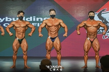 �Inseong You (uprost�ed)