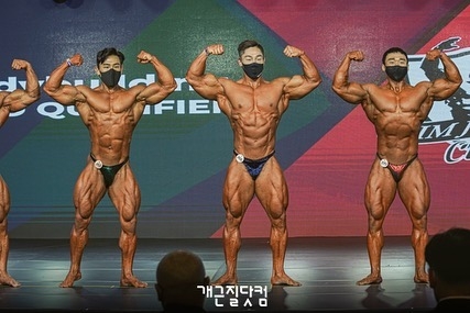 �Inseong You (uprost�ed)�