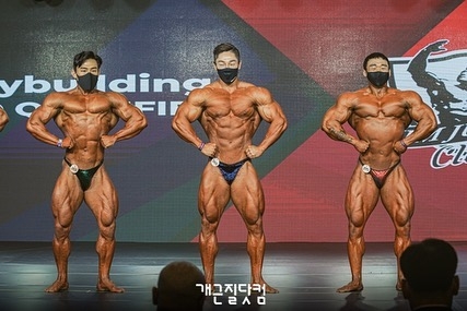 �Inseong You (uprost�ed)�