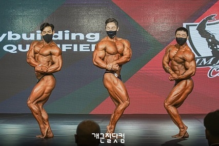 �Inseong You (uprost�ed)�