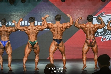 �Inseong You (uprost�ed)�