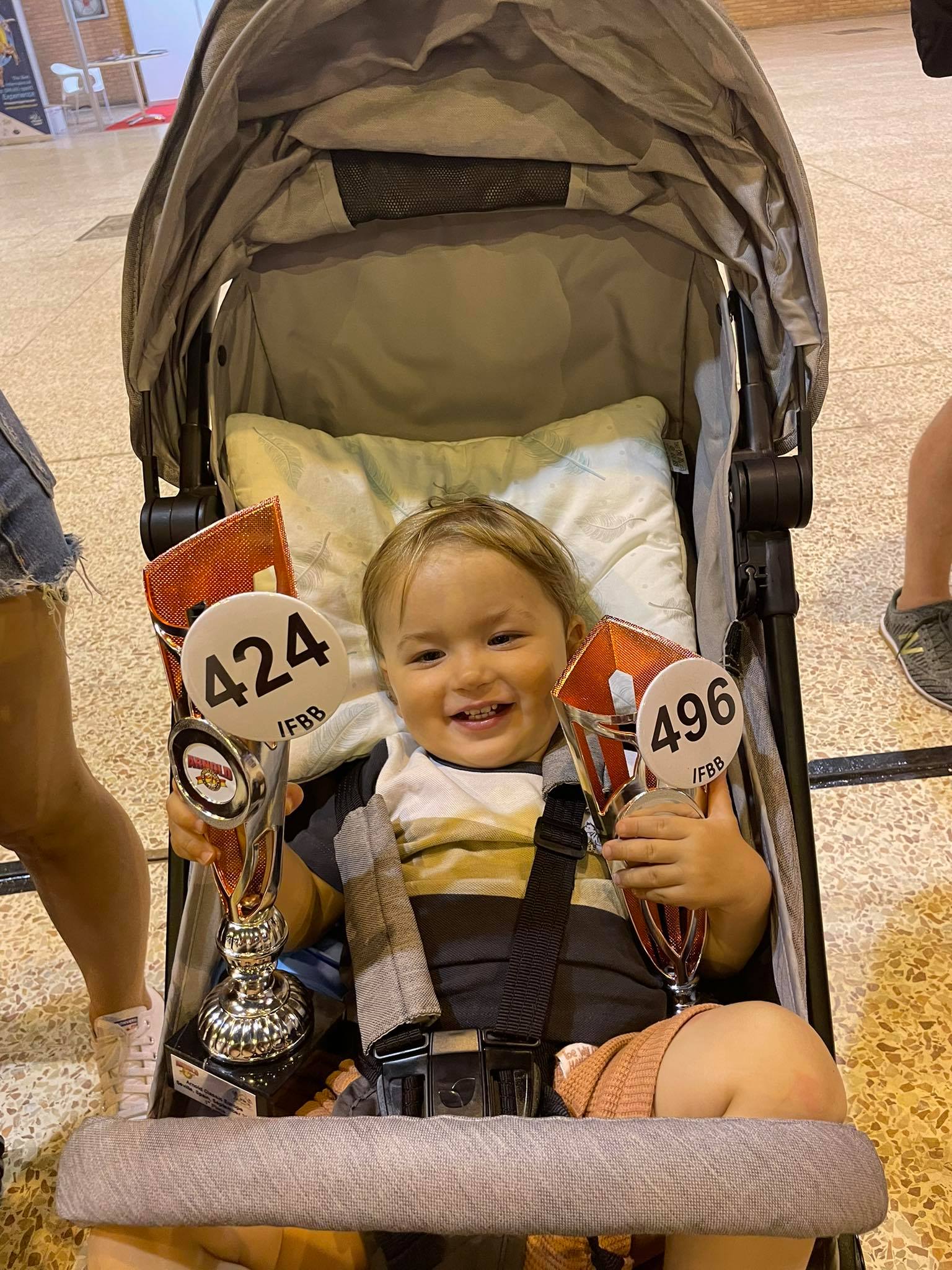 Trofeje Michala Krop��ka v rukou jeho syna Kub�ka�