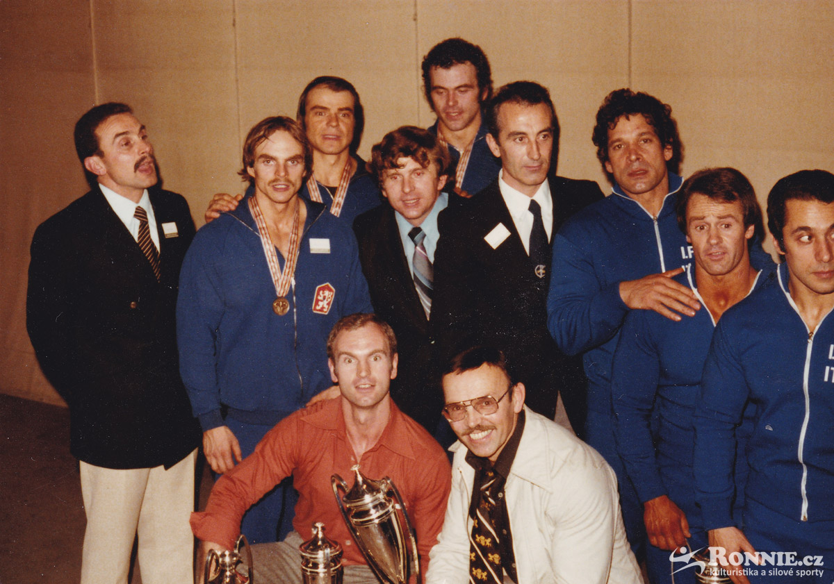 ME 1977 v Nimes � �esk� a italsk� reprezenta�n� v�prava, mezi �echy Dantlinger, Stach, Nosek, Pek, v pop�ed� Zden�k Marek