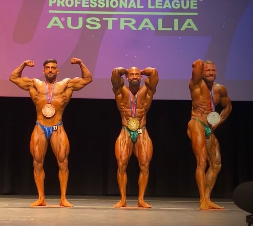 �Cameron George (uprost�ed)�