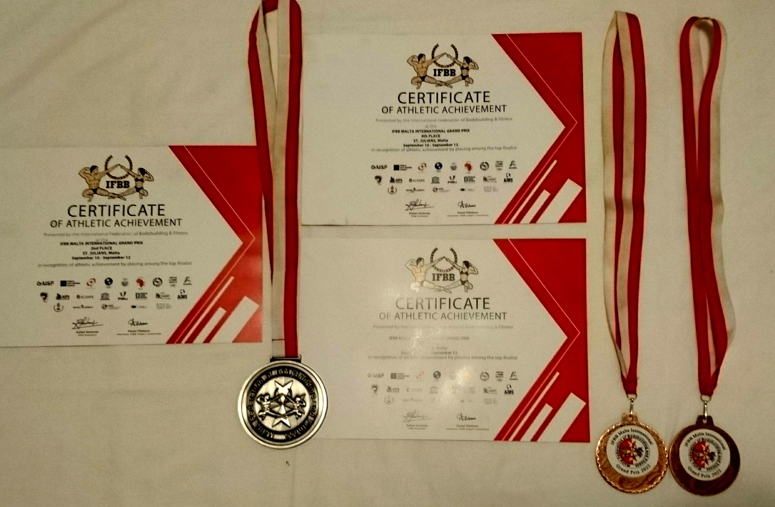 Medaile a diplomy Patrika �er�ho z IFBB Malta International Grand Prix 2022�