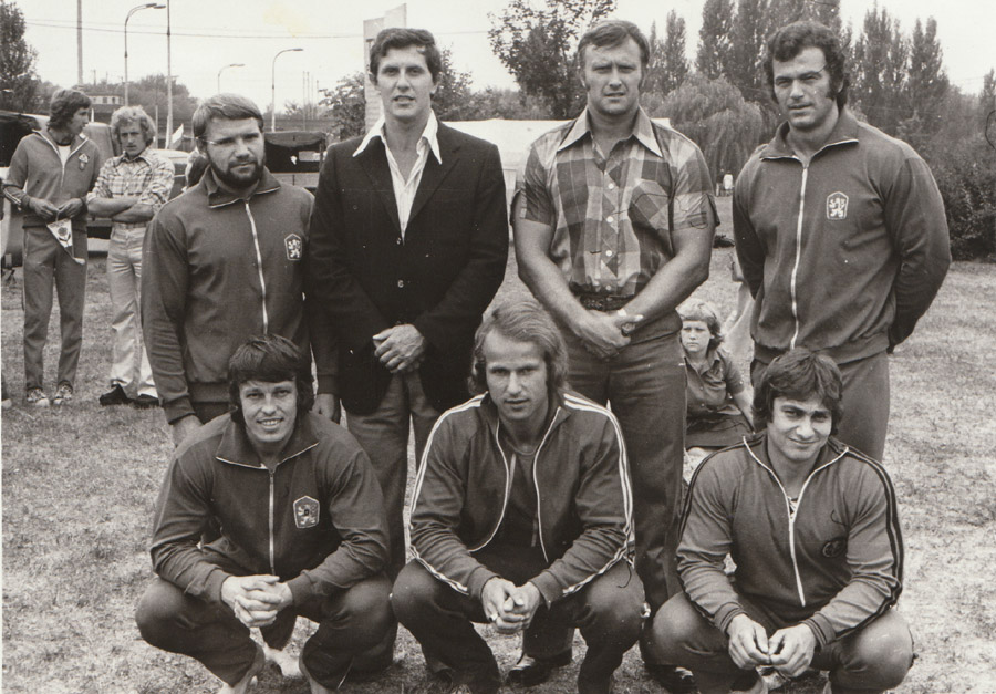  Petr Tlap�k, Alexander Ba�insk�, tren�r ma�arsk� reprezentace a Alois Pek, dole Peter Ur��ek a ma�ar�t� reprezentanti 