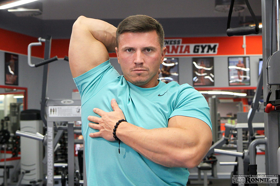 Tricepsov� stahov�n� spodn� kladky za hlavou�