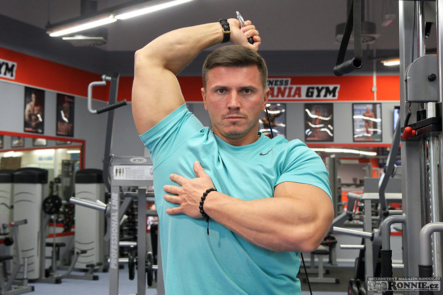 Tricepsov� stahov�n� spodn� kladky za hlavou�