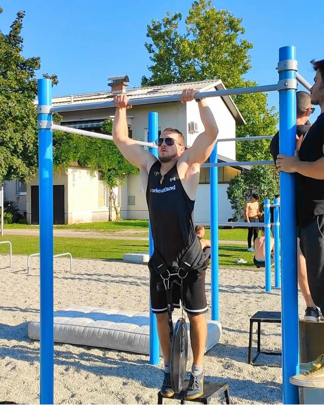 Honza Kaleta p�ipravuj�c� se na shyby s 32 kg