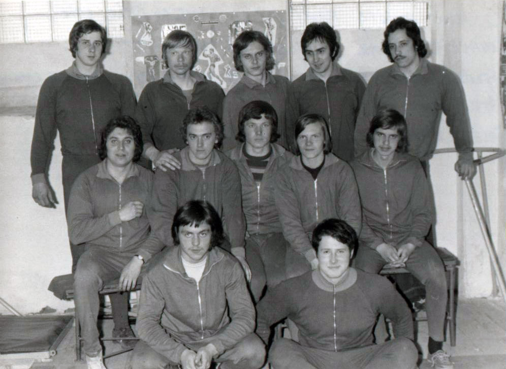 Z�vodn� dru�stvo v roce 1974, vlevo vsed� Ji�� T�n, vpravo dole Jaroslav Kulovan�