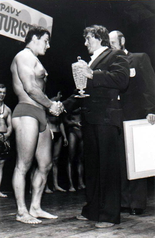 Ji�� T�n p�ed�v� poh�r za absolutn� v�t�zstv� na I. ro�n�ku Poh�ru m�sta Opavy v roce 1978