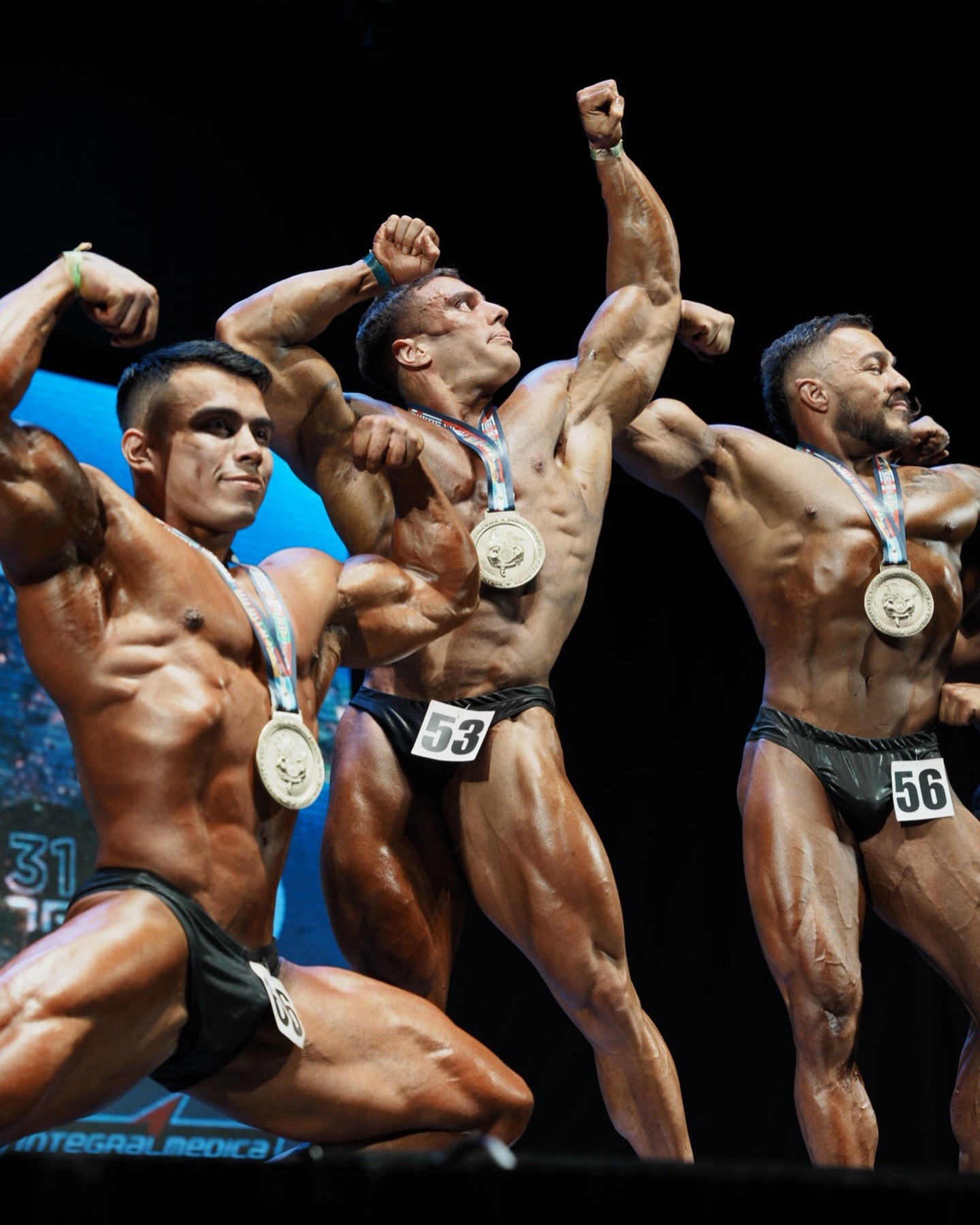 Julian Frontino (uprost�ed)�