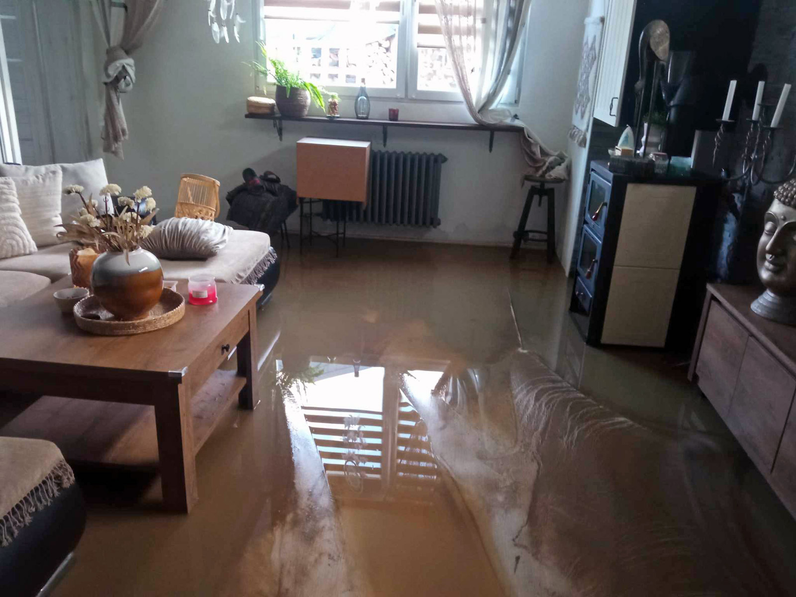 D�m a posilovna zasa�en� z�plavami