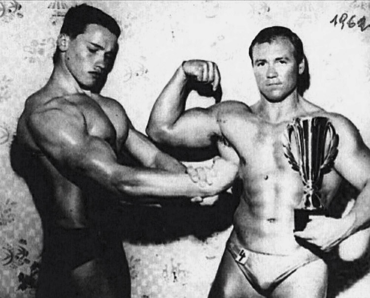 Arnold Schwarzenegger (16 let) a Kurt Marnul (34 let)