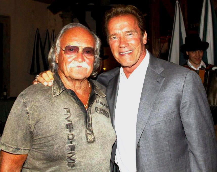 Arnold Schwarzenegger (65 let) a Kurt Marnul (83 let)