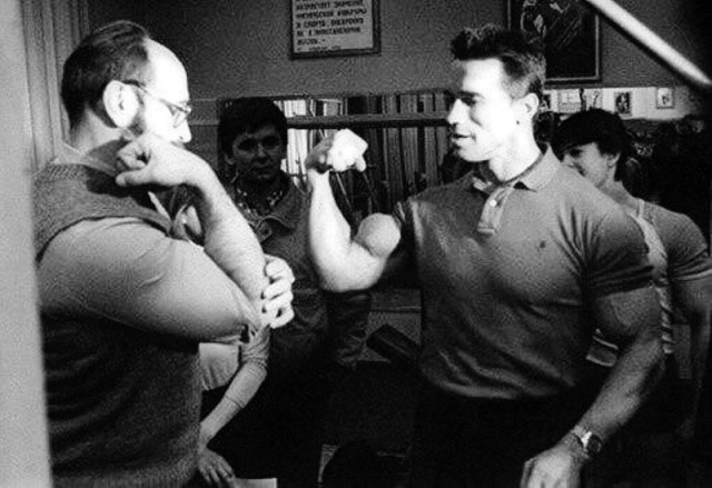 Jurij Vlasov a Arnold Schwarzenegger (1988)