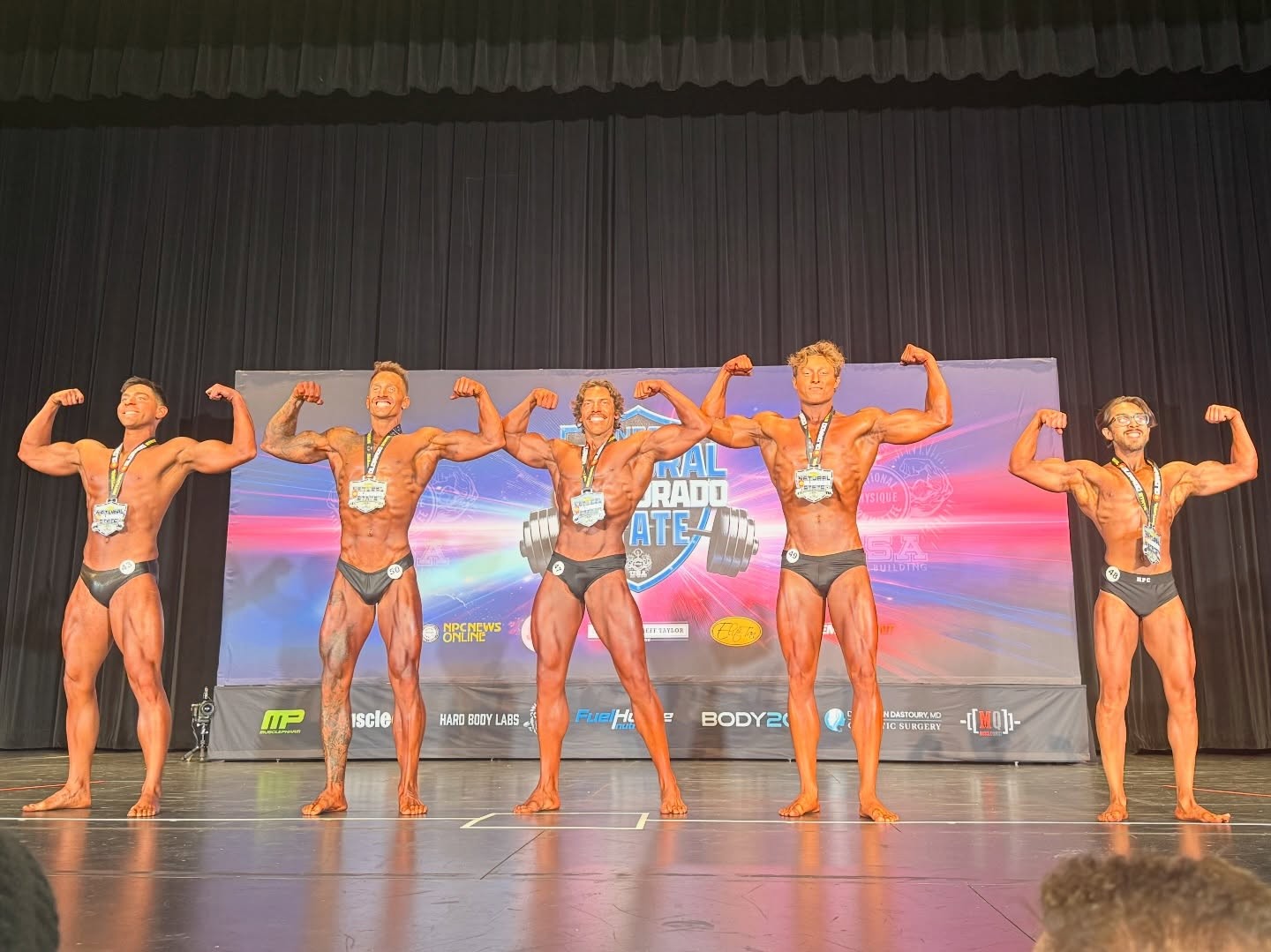 Joseph Baena p�i v�t�zstv� v classic physique novice na NPC Natural Colorado State Championships 2026��