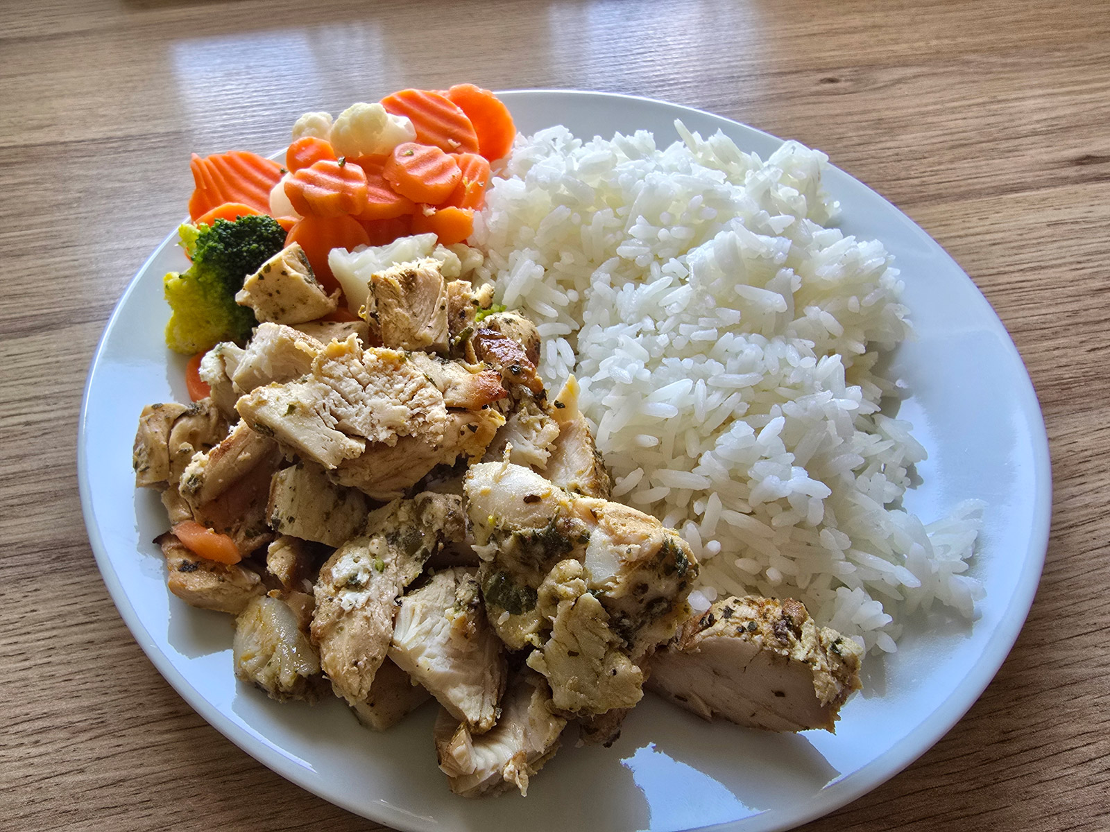 V�era jsem jedl� Made Nanda Wisnawan, physique z Bali (2075 kcal)