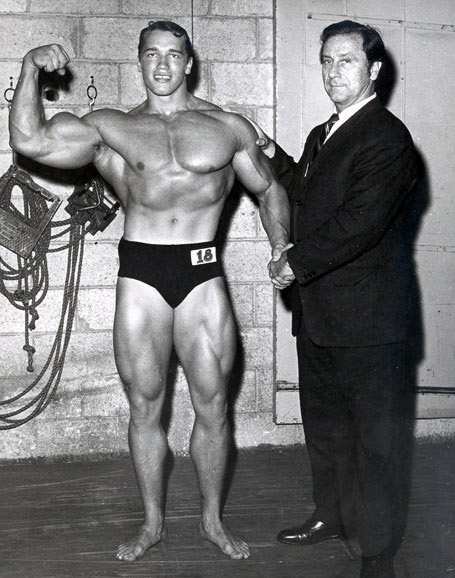 Arnold Schwarzenegger a Joe Weider (1968)
