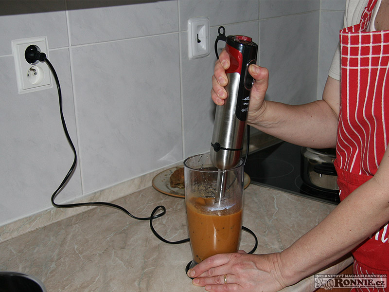 Zeleninu rozmixujeme.