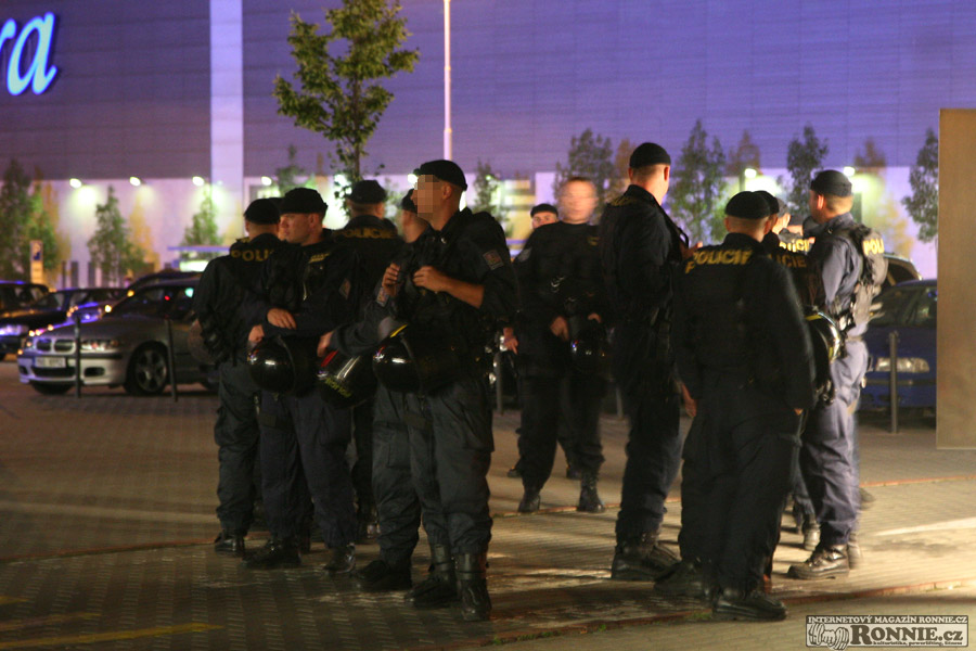 Policejn� slo�ky u fotbalov�ho stadi�nu