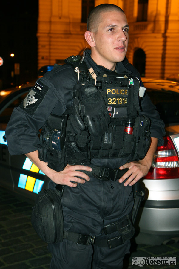 Policista s plnou v�bavou