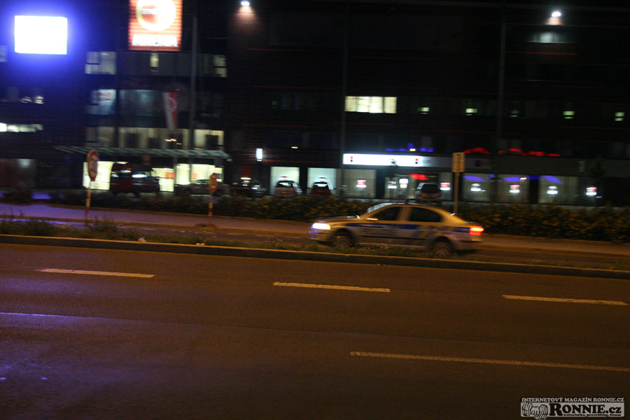 Auto sp�chaj�c� na z�sah