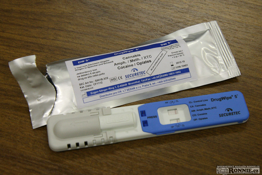 Tester odhaluj�c� u�it� omamn�ch l�tek