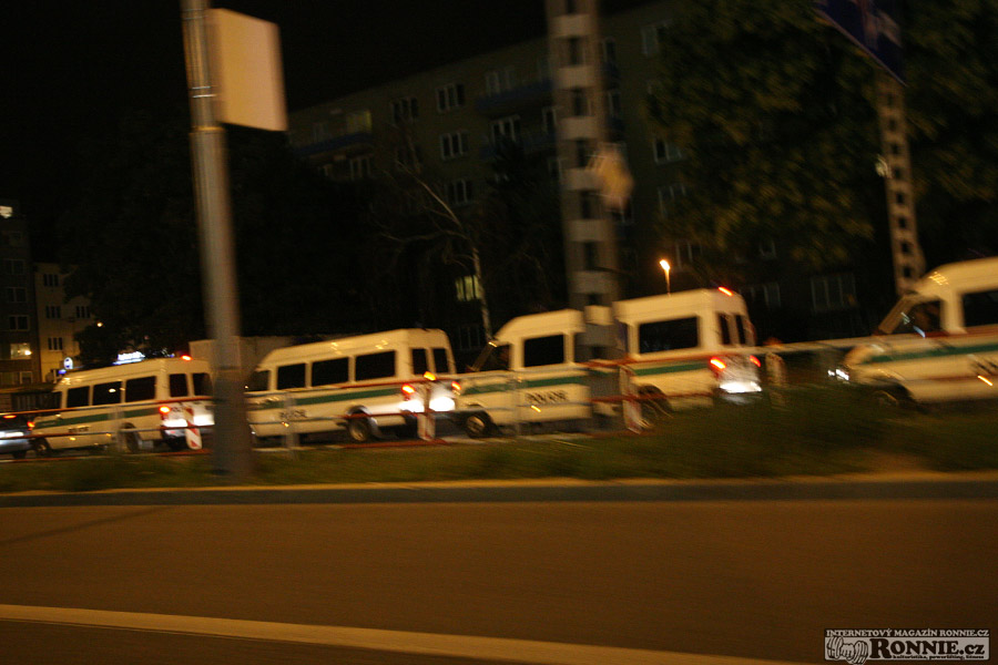 "Arm�da" policejn�ch aut p�ed fotbalov�m stadi�nem